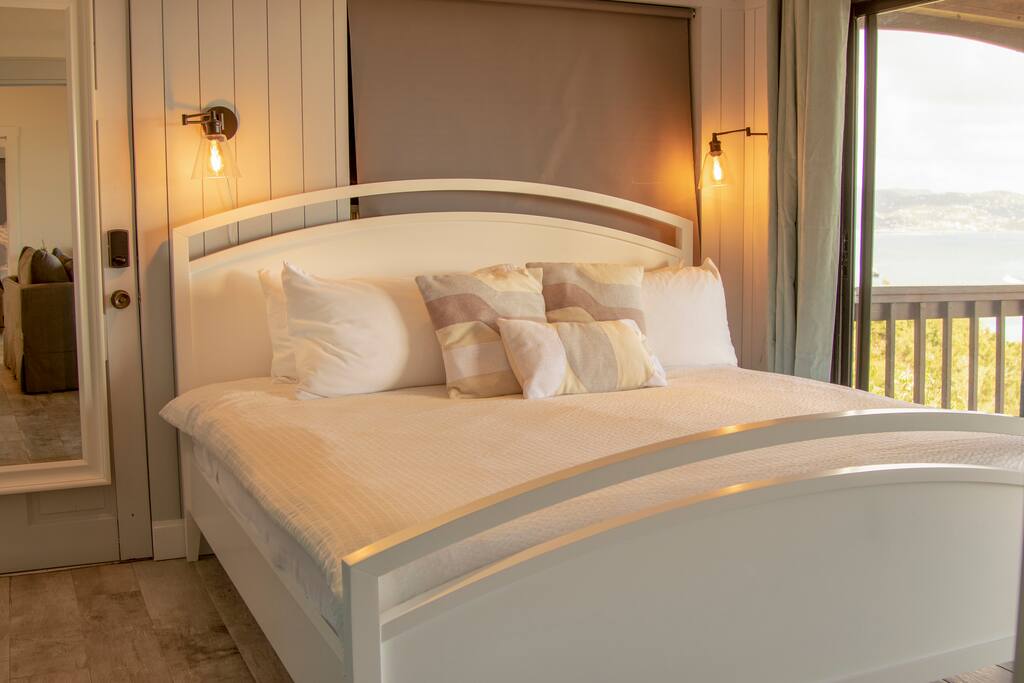 Master Bedroom w King sized bed