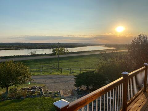 Missouri River Farm Island View House w/ patio