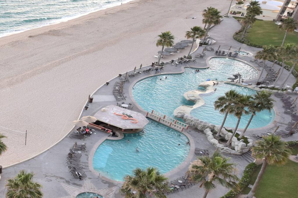 2 Jacuzzis / 3 pools