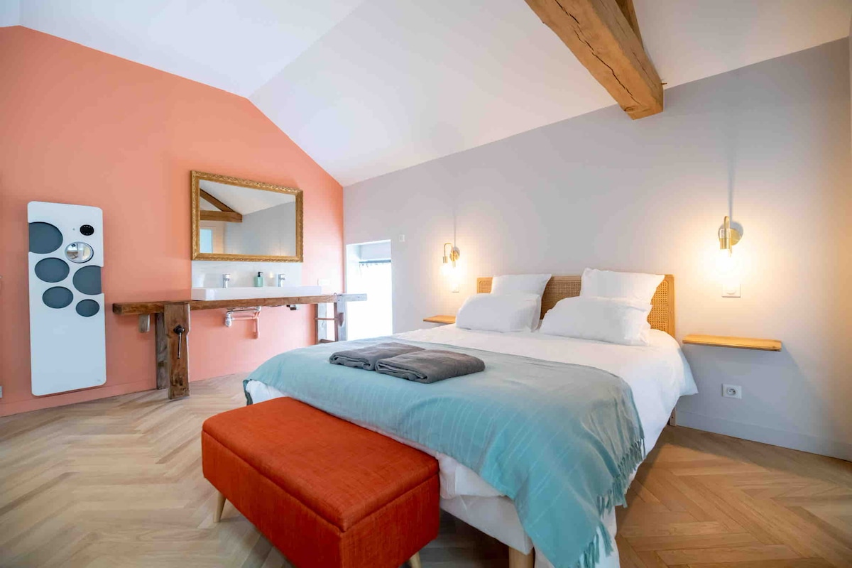 Dhoma e gjumit e suitës kryesore, me banjë hapet në dhomën e gjumit. 