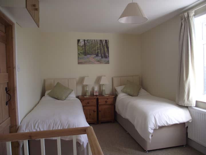 Achterslaapkamer opgemaakt als tweepersoonsbed met 2ft6 bedden