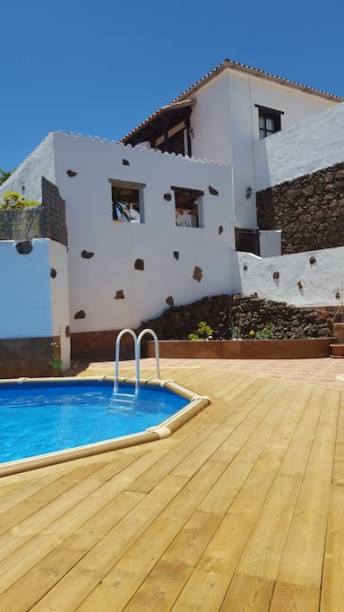 View of the villa and Canarian courtyard from the pool área.
