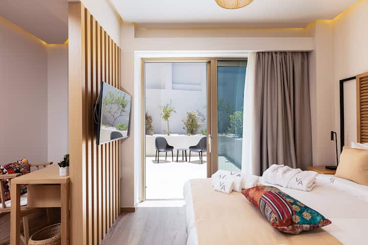 ארבעה חדרי שינה ממוקמים בקומה התחתונה של הווילה.