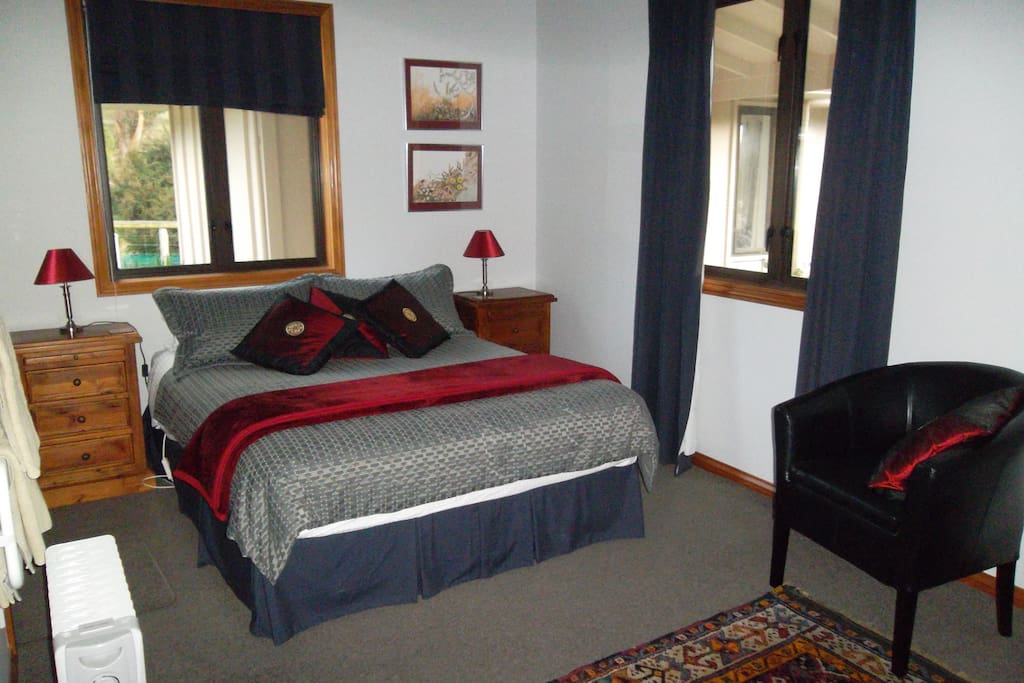 The Blue Room. Queen bed with en-suite bathroom and private access.