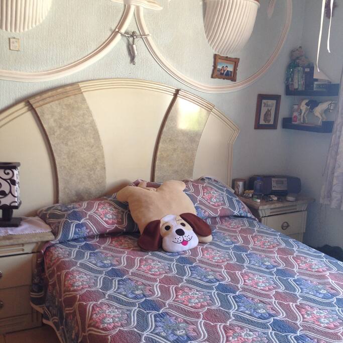 Éste es otra habitación con cama Queen size vista a la calle y ventilador