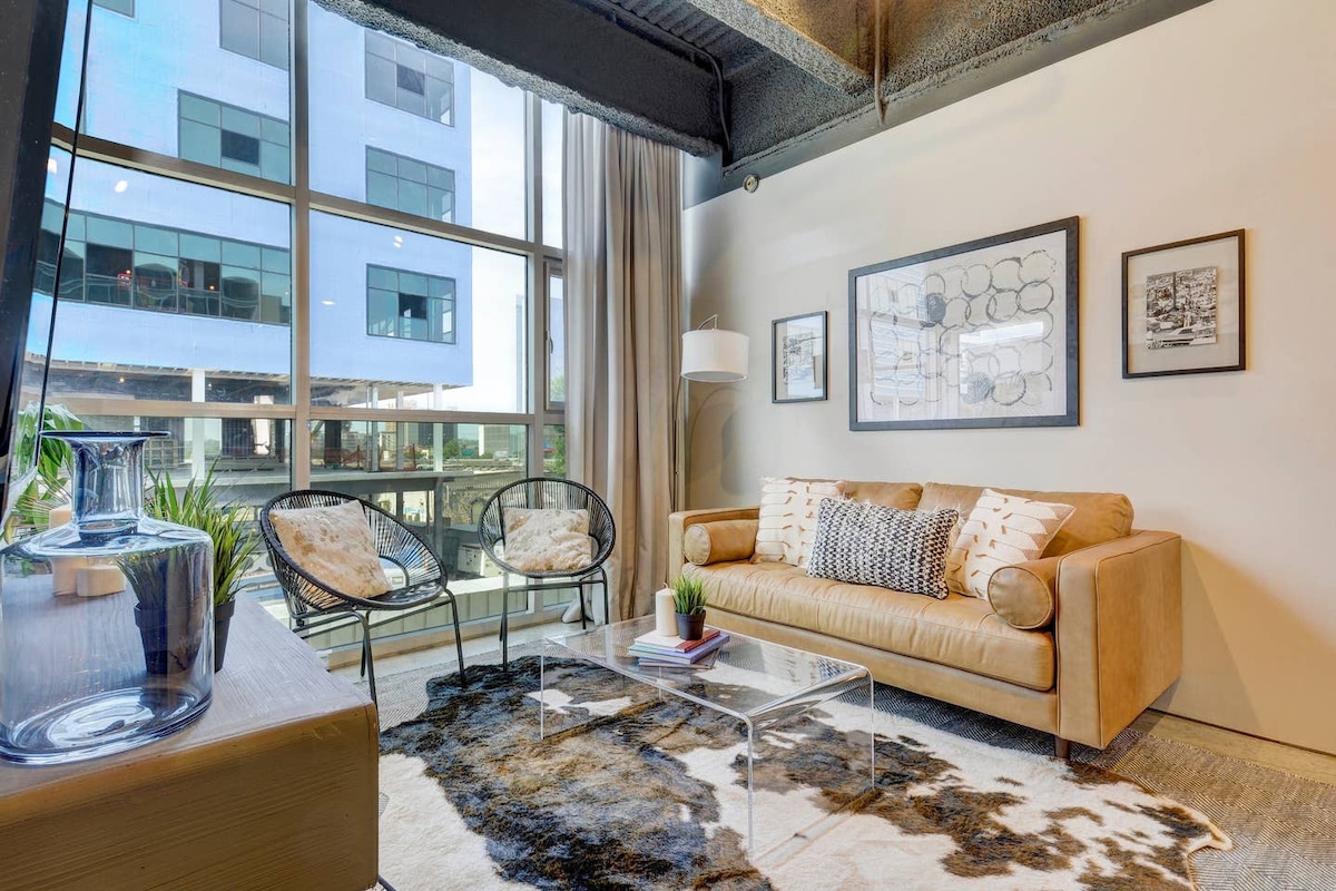 Delightful + Exquisite Loft on 6th Street - Walk Downtown