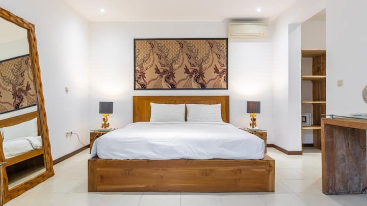 Bedroom number 1 (Garden Bedroom) – These upper-level rooms each feature a king-size bed with high-quality bedding, enclosed open-air bathrooms, and peaceful garden views. Ideal for restful nights!