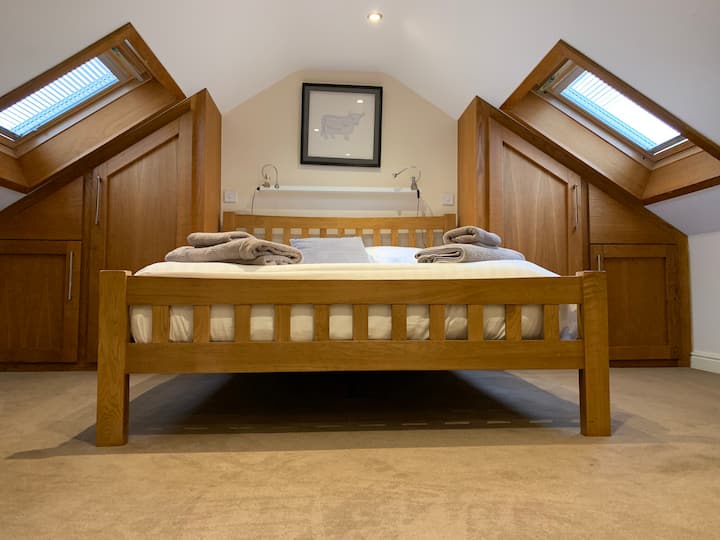 Upstairs galleried bedroom with king size bed. 