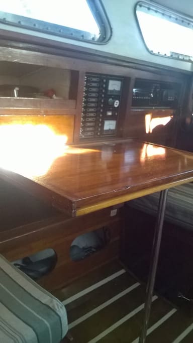 Interior del Velero Yehuin, mesa para 2 que se abre para 4 personas
