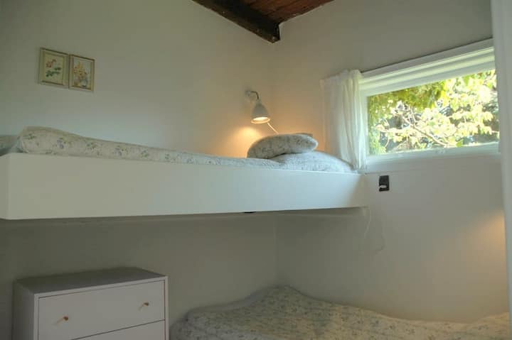 Køjerummet - herfra er der adgang til et lille pulterkammer med vaskemaskine/ The two bed room - מכאן יש גישה לחדר קטן עם מכונת כביסה.