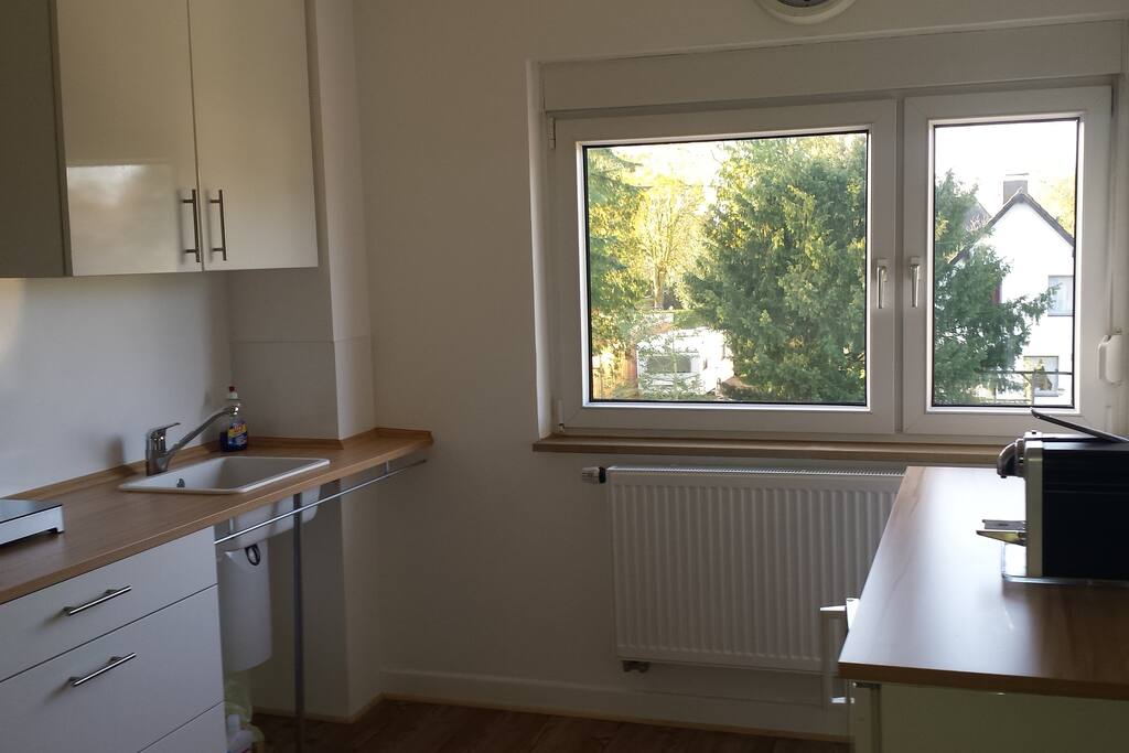 Küche mit Blick in den Garten