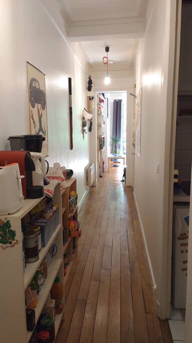 Couloir vers le salon, la cuisine à droite