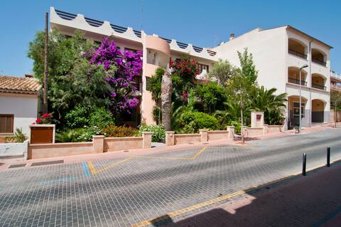 Spacious 2 Bedroom Apartment Near Famous Beaches