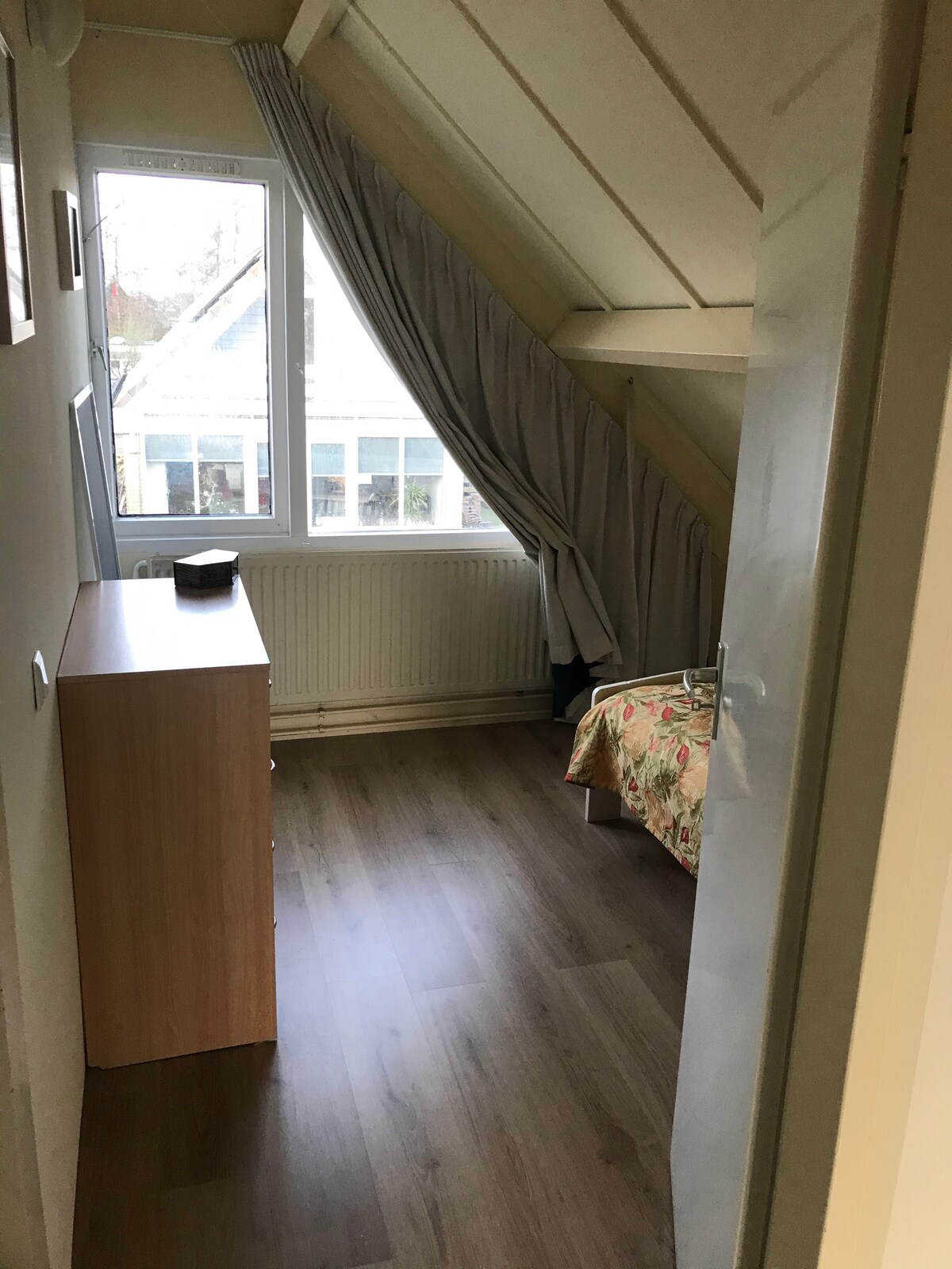 第3间卧室配备2张1米宽单人床