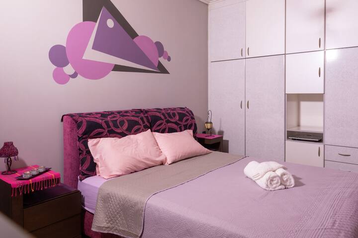 Главна спална соба со брачен кревет (широк 150-179 см)