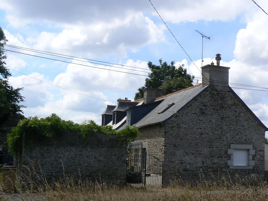 Maison bretonne charmante sous ciel breton tout aussi charmant (vous trouvez aussi ?)