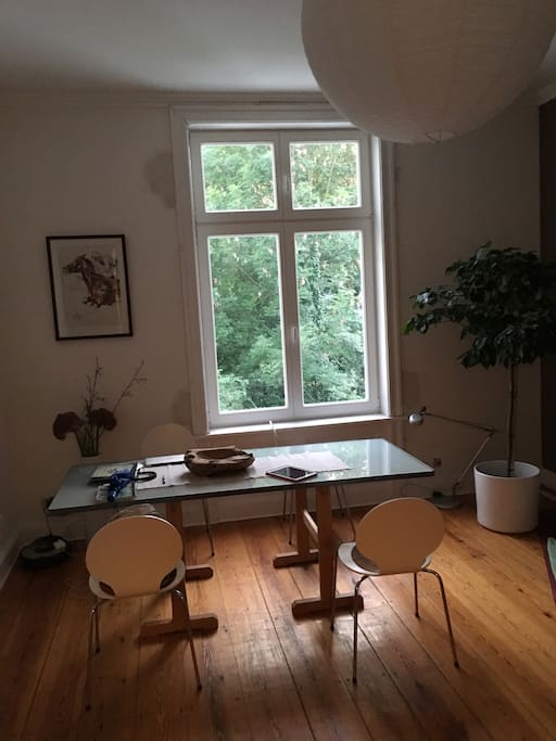 Tagsüber sonniger Blick ins Grüne