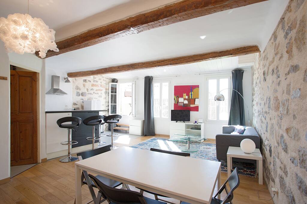 Coin salle à manger avec table pour 6 personnes