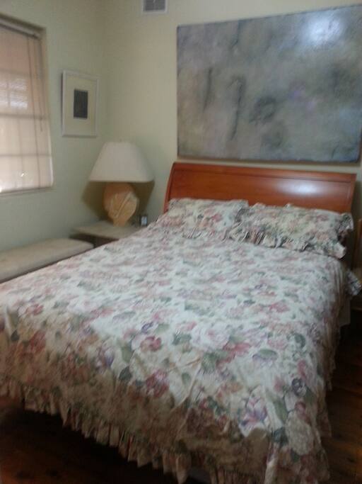 Large bedroom with Queen bed and single bed