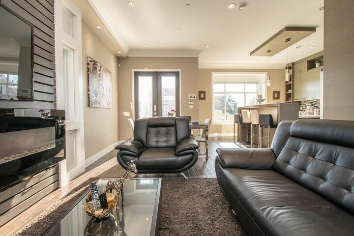 Family-Friendly Home: 9 Beds, Heart of Vancouver gallery image 3