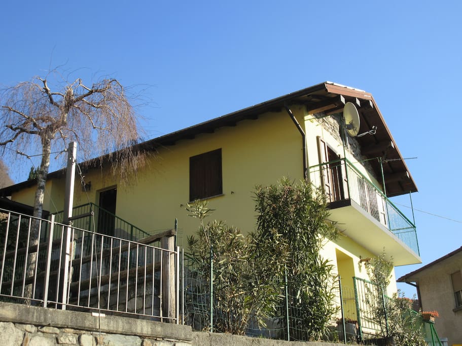 vista laterale della casa.