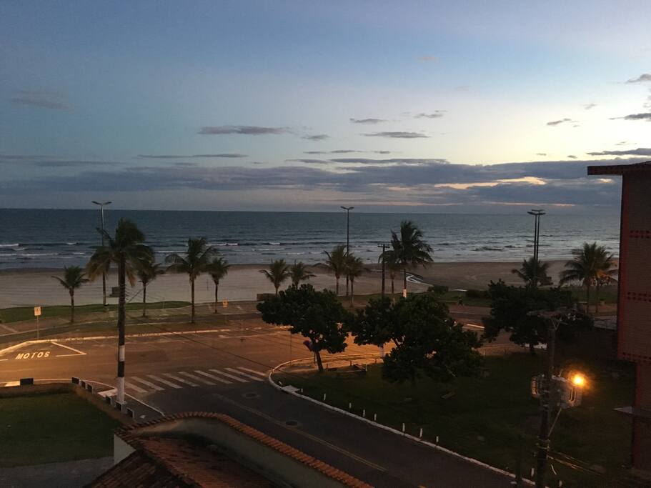 Praia, brisa e tranquilidade em fte ao apto no 3º andar.