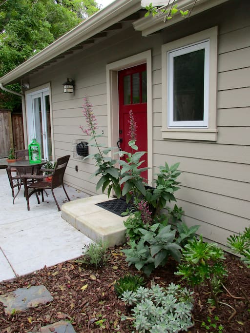 Tranquil Cottage in Private Fenced-in Yard