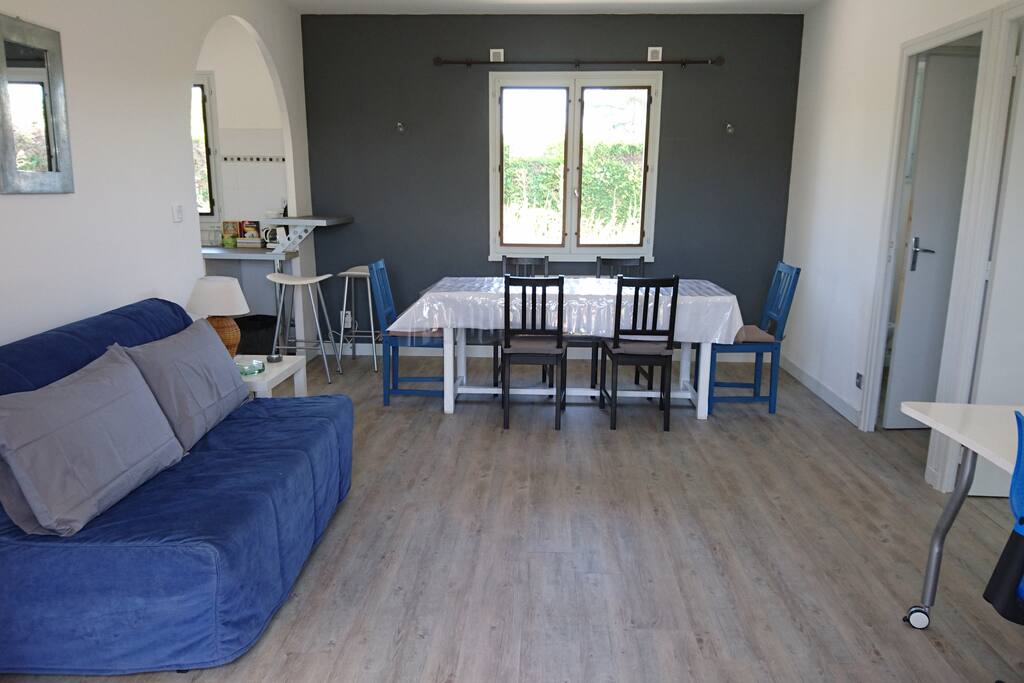 Un espace de vie traversant et ouvert sur le jardin