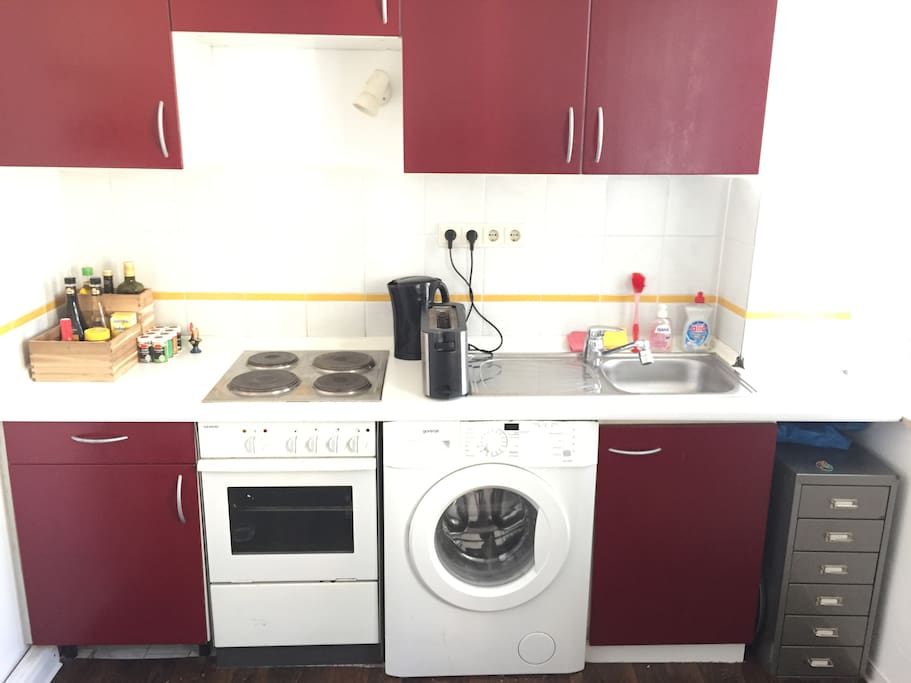 The kitchen is fully equipped with an oven, water boiler, toaster, microwave, pans, pots etc. You'll also find oil, vinegar and all sorts of spices.