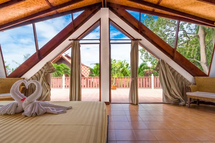 Chambre principale avec hauts plafonds.