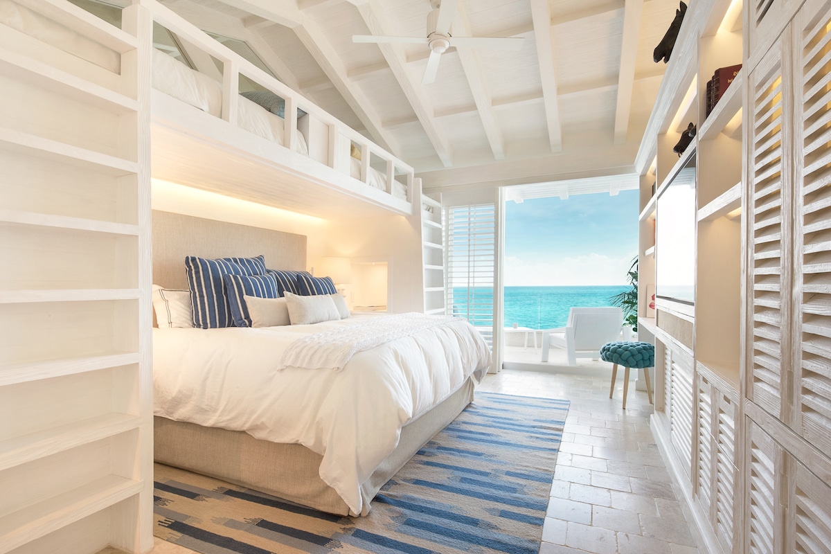 Moon Suite: Cuimsíonn sé leaba rí, dhá leaba lochta singil, teilifís 55 orlach le Sky, Netflix, agus Apple TV. Tá folcadán ar maos sa seomra folctha, cithfholcadáin báistí laistigh agus lasmuigh. Deasc oibre, córas ceoil, Wi - Fi agus balcóin le radhairc iontacha ar an aigéan