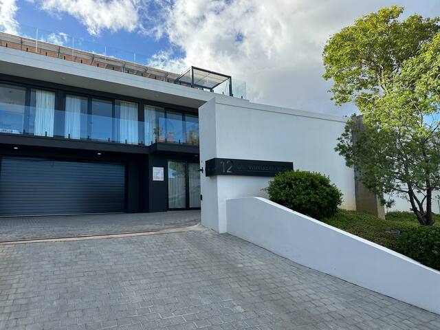 Constantia View MidCentury Suite- 3 bed, 3 bath gallery image 3