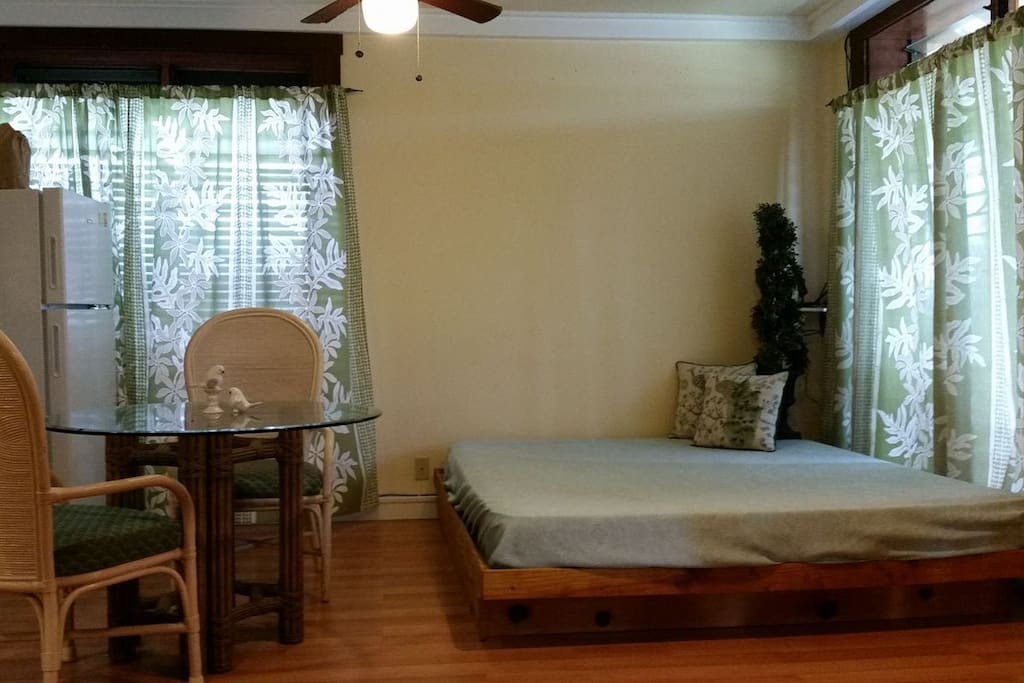 Studio w/bed & kitchenette