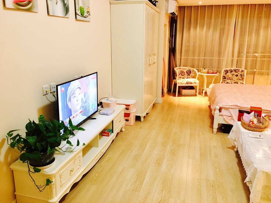 这是为您准备好的豪华海景公寓,按照五星级酒店标准装修,全新白色欧式实木家具,名牌家电,配套齐全,炊具床品免费使用。独立干湿分离卫生间。首次出租。公寓紧邻大海,以万达茂为邻,周边配套齐全,超市,小吃,生活必需应有尽有。