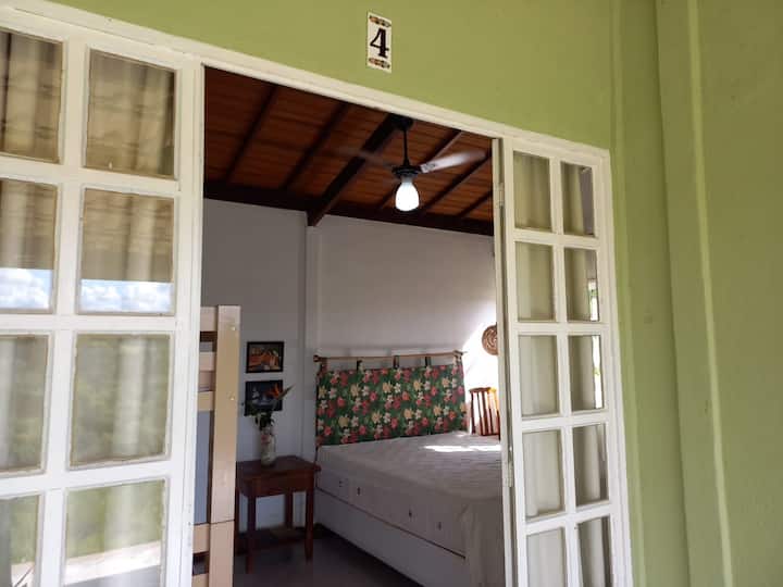 度假木屋1,2,3 ， 4间配有一张双人床、一张双层床、天花板风扇、浴室和私人阳台。 