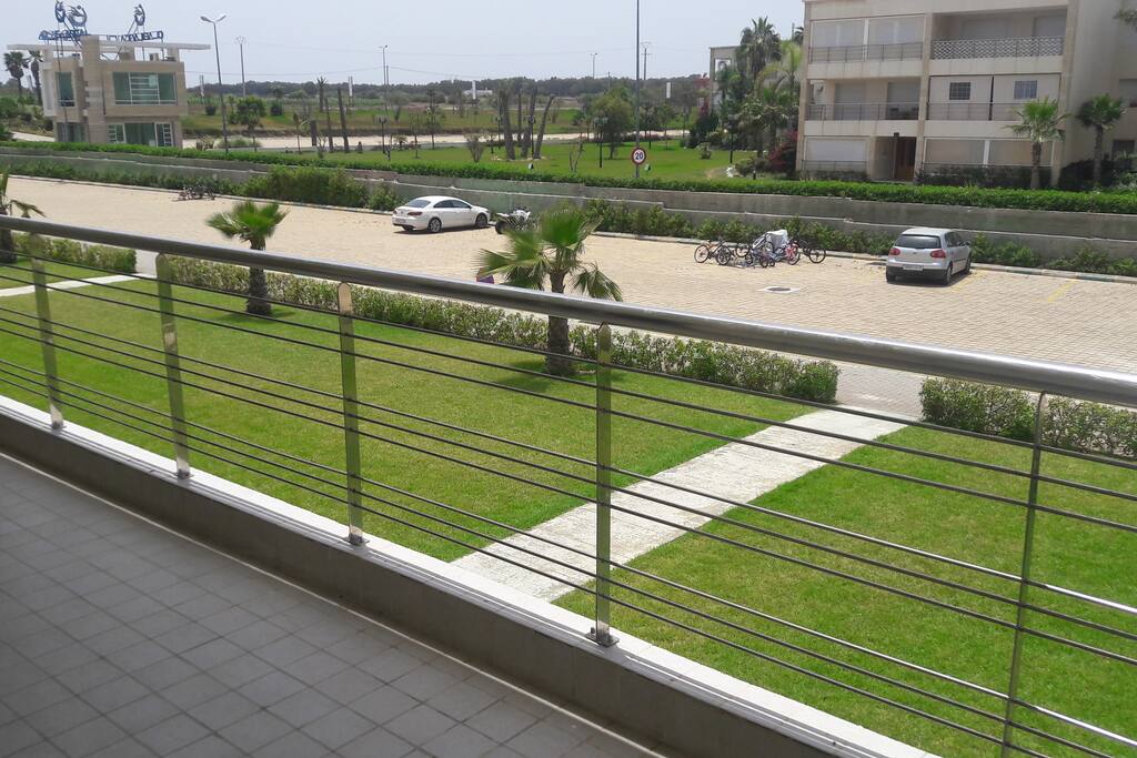 Grande terrasse de 15 m2 au premier étage.