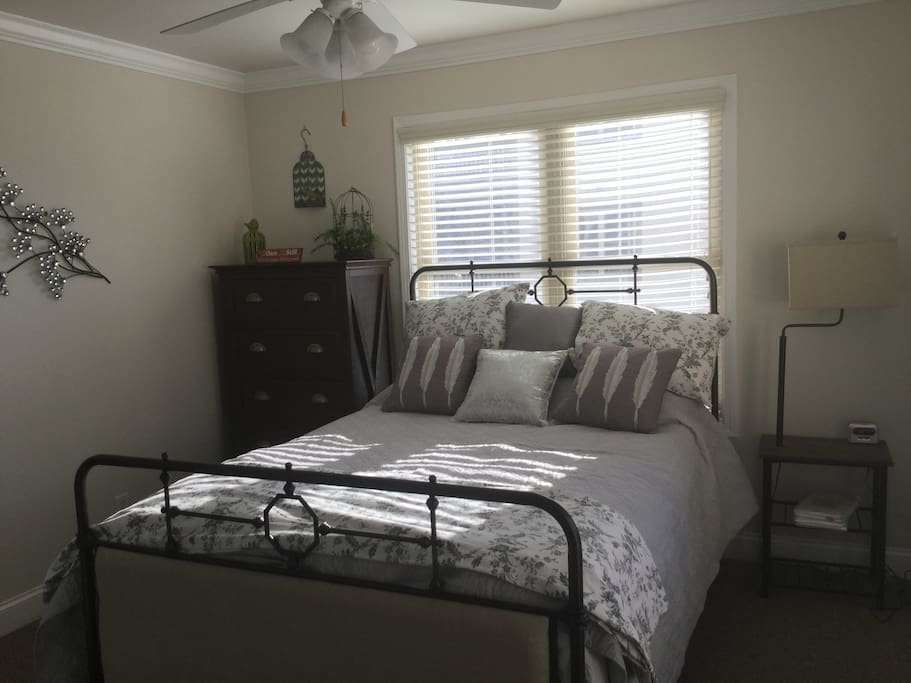 Guest bedroom with queen bed
