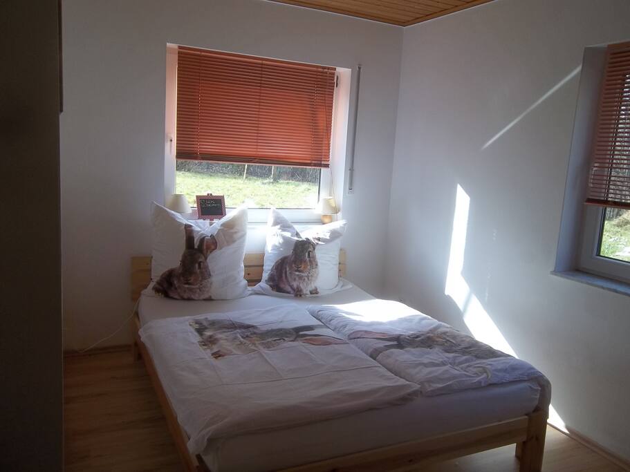 Schlafzimmer mit 1,60m Doppelbett und Kleiderschrank