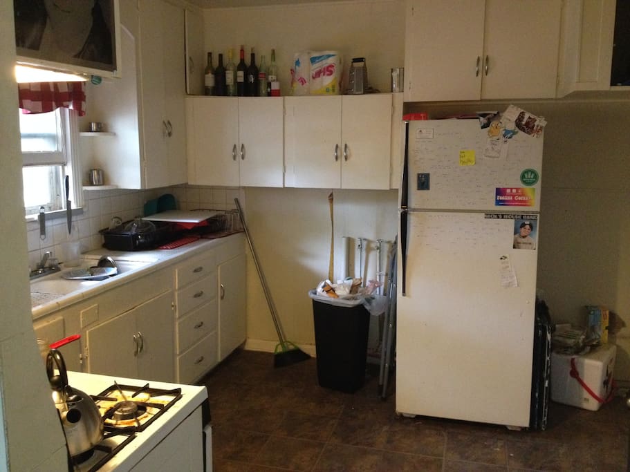 Here is the kitchen, we have all the essentials at your disposal.