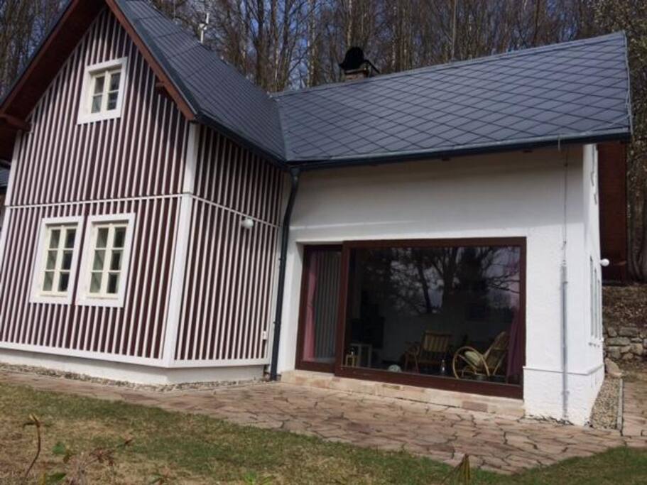 Francouzské okno s výhledem do údolí