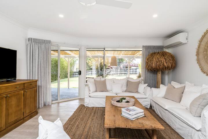 LA BELLA VITA – STROLL TO TOWN – * HOT SWIM SPA*