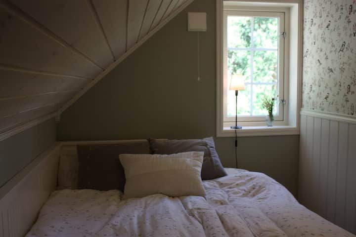 Საძინებელი Ikea ‑ ს ორადგილიანი საწოლით. Ეს არის საწოლი 