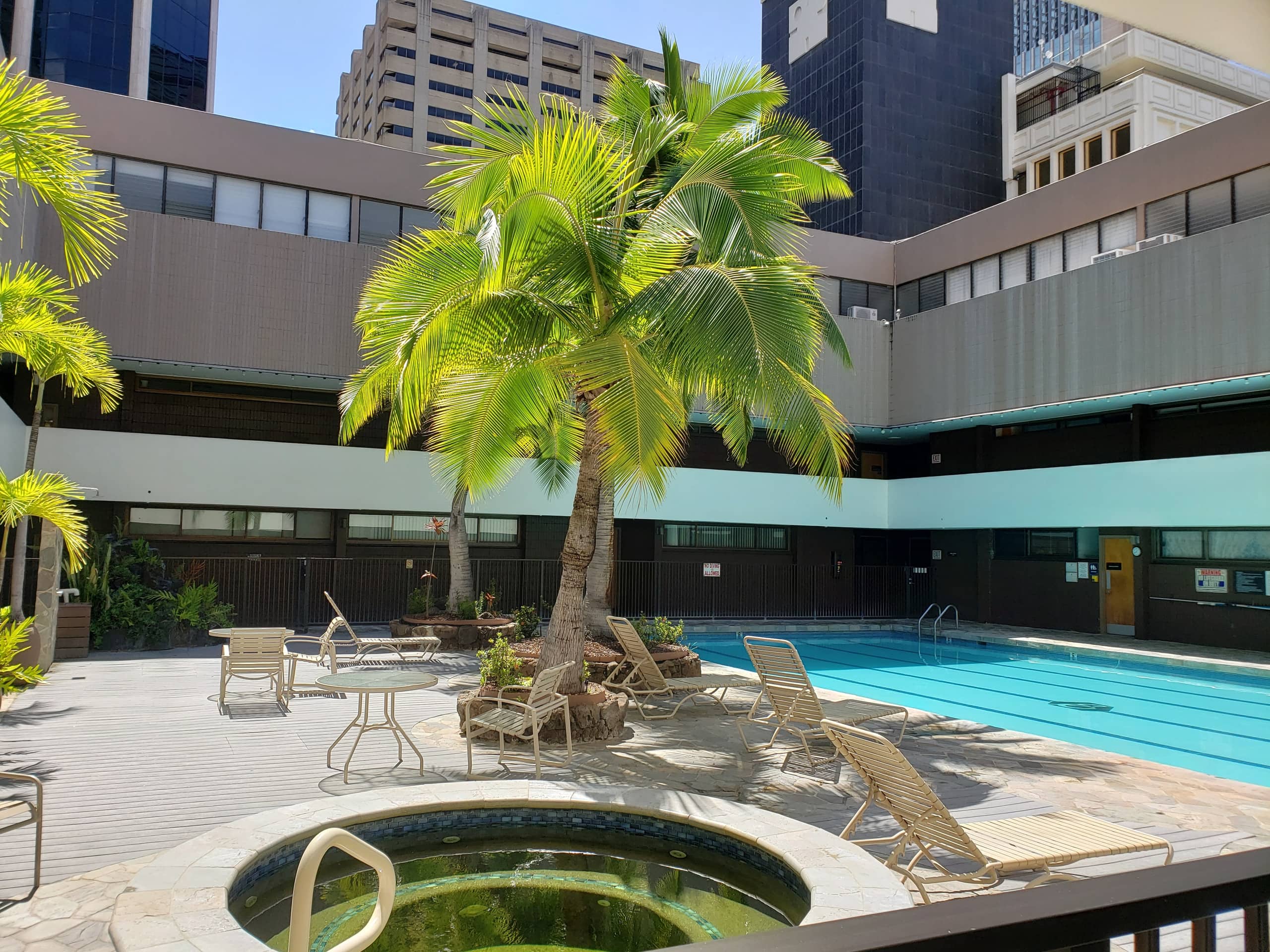 Downtown Honolulu Apt with free parking. - Image 8