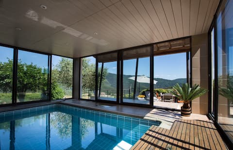 15-person country house with 32° pool, spa, 6 bathrooms, and mountain view