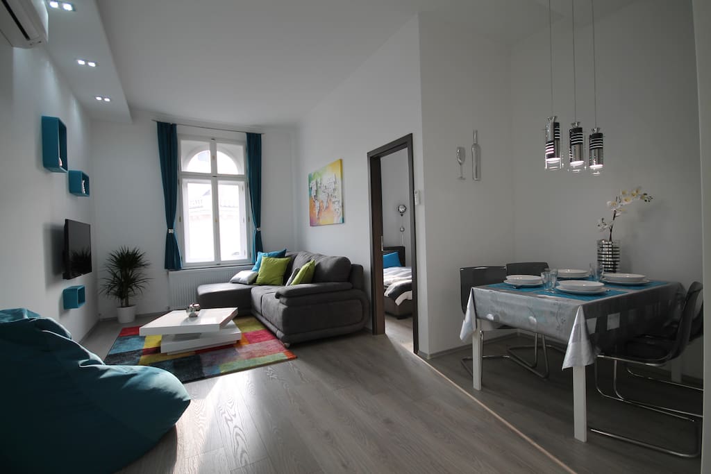 Dining area with living room. You can look at the Kálvin Sqare from the window.