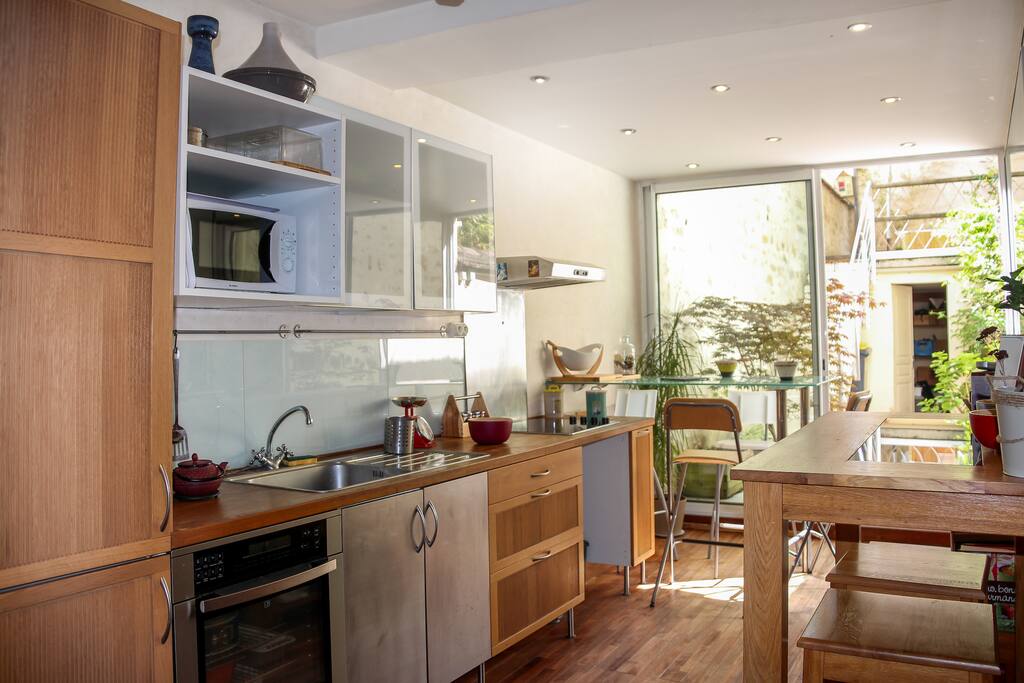 Cuisine communiquant avec le salon