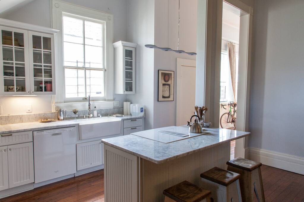 Kitchen w. Jenair stove island