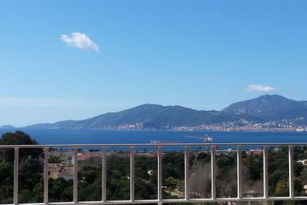 Vue sur la baie d'Ajaccio depuis la terrasse