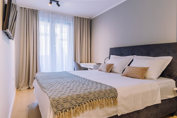 °hlavná spálňa (13 m2) s manželskou posteľou veľkosti King (200 cm x 180 cm),  veľkou šatníkovou skriňou, malým stolíkom na čítanie, 42-palcovou TV (nie inteligentnou televíziou), elektrickými zatemňovacími žalúziami