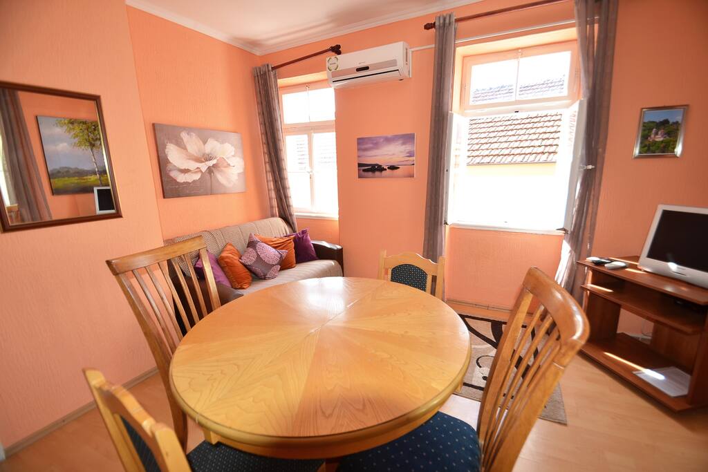 lounge / dining room.